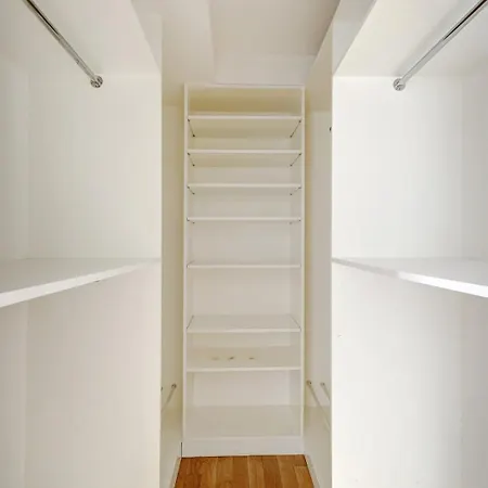 5023 Philibert - Elegant 17eme